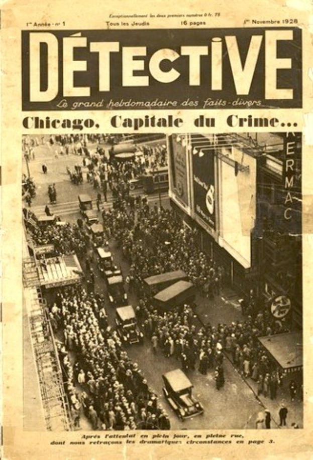 Schwarz-weiß-Fotografie einer alten Zeitung mit der Schlagzeile "Detective, Chicago, Capital du Crime", die eine Menschenmenge und Fahrzeuge auf einer Straße mit Gebäuden im Hintergrund zeigt.