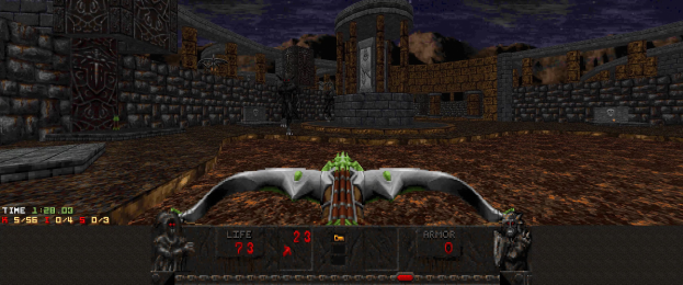 Ein Dungeon in *Dungeon Master II* mit einem Drachen in der Mitte, umgeben von Wänden, Säulen und Gegenständen, mit Spielerdaten unten angezeigt.