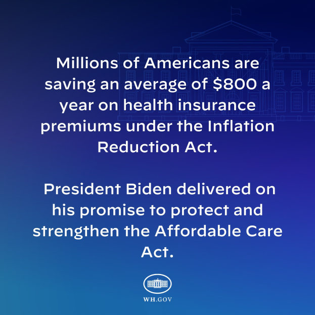 Blauer Hintergrund mit weißer Schrift, die besagt "Millionen von Amerikanern sparen durchschnittlich 800 Dollar im Jahr bei den Gesundheitsversicherungsprämien thanks to the Inflation Reduction Act" und ein Logo in der Mitte.