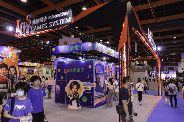 Menschen gehen durch einen Veranstaltungsraum auf einer Gaming-Messe in China, einige tragen Taschen und halten Gegenstände, mit Displaytafeln, Deckenbeleuchtung und Teppichboden.