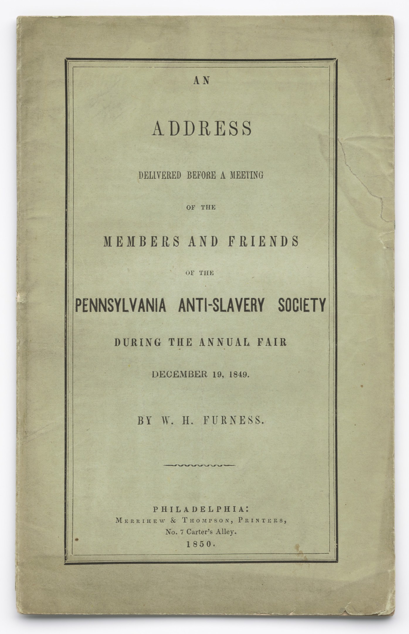 Offenes Buch mit dem Titel "Eine Ansprache vor einer Versammlung der Mitglieder und Freunde der Pennsylvania Anti-Sklaverei-Gesellschaft während der jährlichen Messe" mit sichtbarem gedrucktem Text auf der Seite.