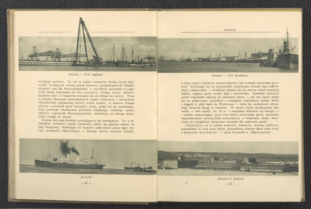 Offenes Buch mit Text und historischen Schiffsdarstellungen auf einer Oberfläche.