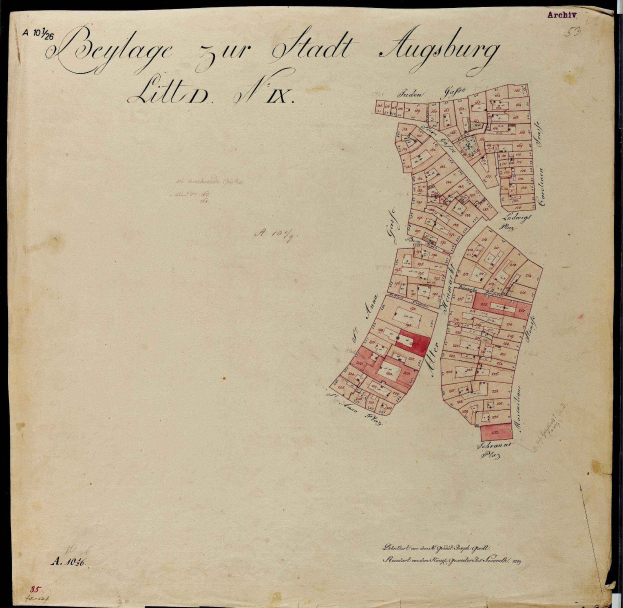 Ein altes Buch mit einer detaillierten Karte von Augsburg, das Straßen, Gebäude und Sehenswürdigkeiten mit begleitendem Text benennt.