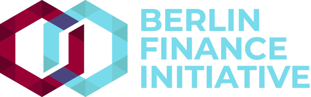 Logo der Berlin Finance Initiative mit einem blauen Kreis mit weißer Umrandung und einem weißen "B" in der Mitte, umgeben von einem weißen Ring mit blau-weißem Karomuster, auf einem weißen Hintergrund mit der schwarzen, fetten Schrift "Berlin Finance Initiative".