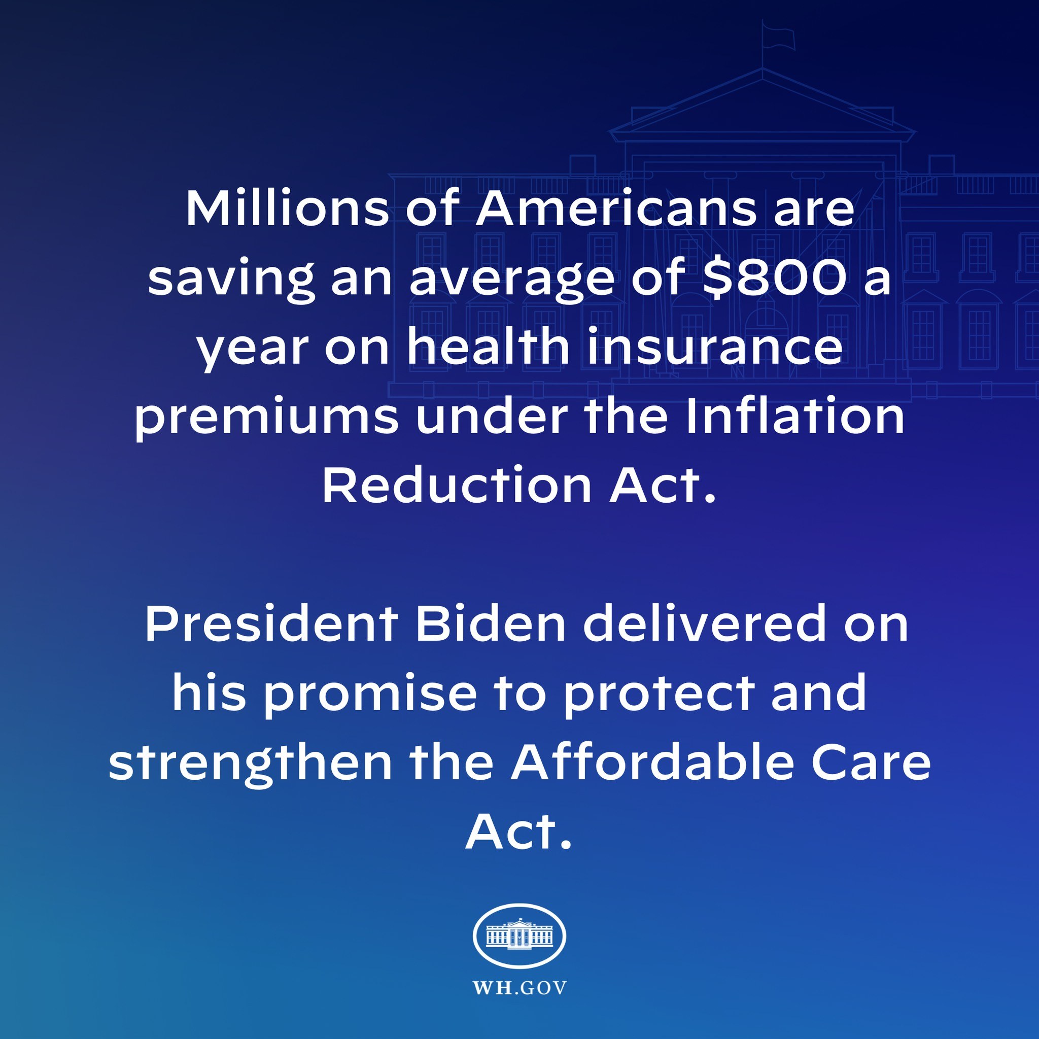 Blauer Hintergrund mit weißer Schrift, die "Millionen von Amerikanern sparen durchschnittlich 800 USD pro Jahr an Gesundheitsversicherungsprämien unter dem Inflation Reduction Act" in der Mitte zeigt, mit einem Logo.