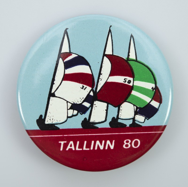 Der lettische EU-Abgeordnete Kols überreichte der estnischen Premierministerin Kaja Kallas ein Aufkleber mit einem "Baltic Chihuahua" vor dem Hintergrund der Flaggen der baltischen Länder