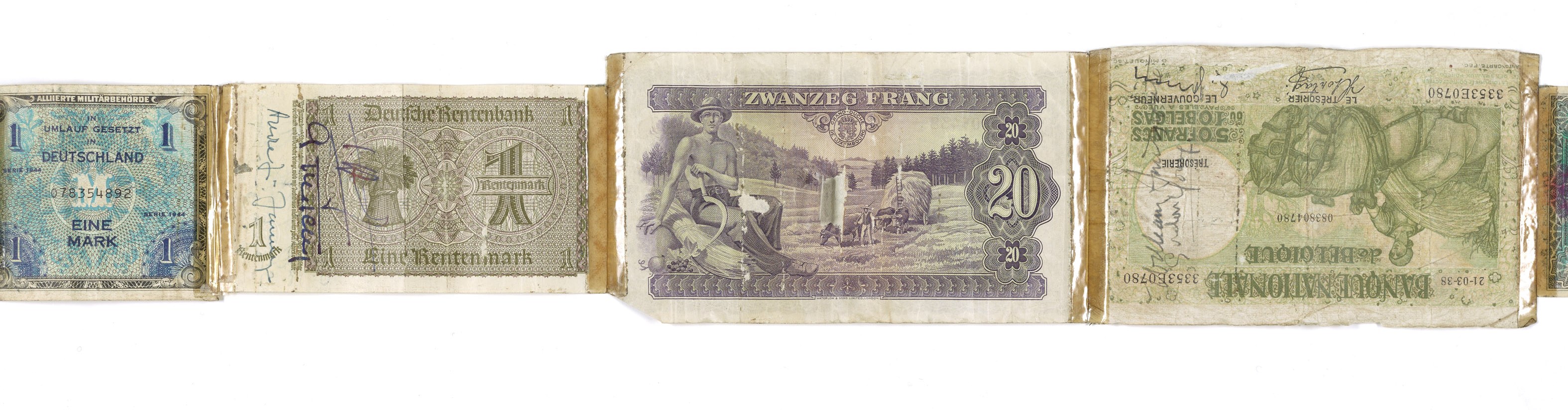 Ein altes Buch mit einem Stapel verschiedener Altgeldscheine darauf.