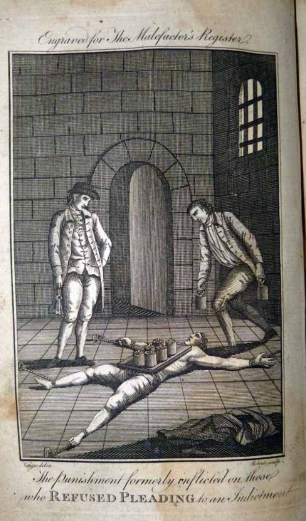 Ein altes Buchcover, das einen Mann zeigt, der auf dem Boden liegt und von zwei Personen umgeben ist, eine Wand mit einer Tür und einem Fenster, mit der Inschrift "Die Strafe, die früher denen auferlegt wurde, die sich weigerten, sich einem Anklagepunkt zu stellen"