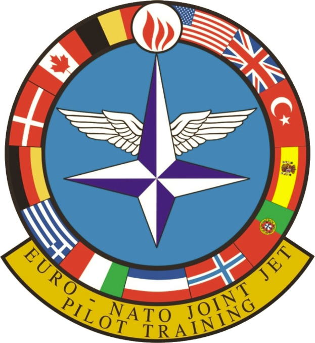 Blauer Kreis mit einem weißen Stern in der Mitte, umgeben von vierfarbigen Flaggen, mit der Beschriftung "NATO Joint Jet" in Weiß.