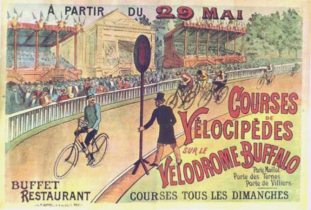 Ein Plakat, das eine Radrennbahn in Buffalo, New York zeigt, auf dem Menschen auf Fahrrädern auf einer umzäunten Straße fahren, mit einem Gebäude und Bäumen im Hintergrund und Text, der Details zum Event enthält.