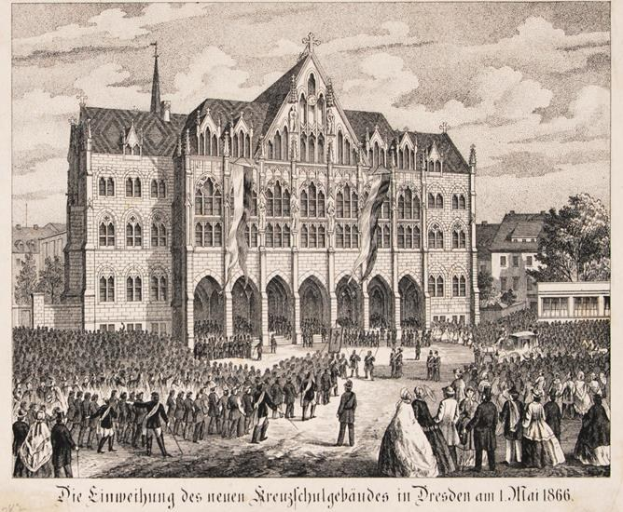 Eine große Menschenmenge steht vor einem Gebäude mit Fenstern, Bäumen und einem bewölkten Himmel, mit einem Text unten, der lautet "1866 - die Einweihung des neuen Kreuzschulgebäudes in Dresden".