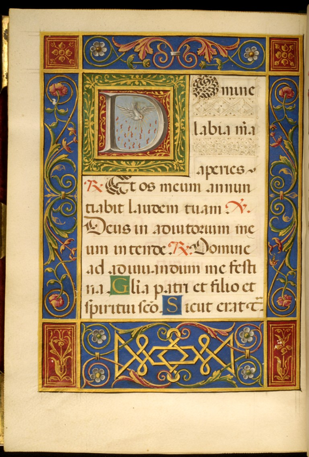 Ein offenes Buch mit einer illuminierten Handschrift, das ein großes, verziertes Buchstaben 'D' zeigt, umgeben von komplexen Entwürfen und Text in leuchtenden Farben.