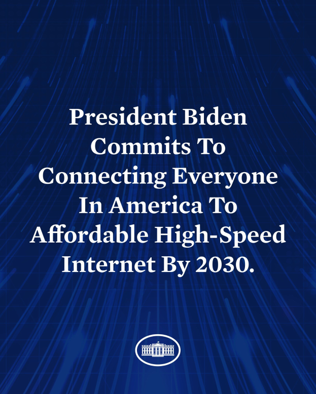 Blauer Hintergrund mit zentrierter weißer Schrift, die besagt: "Präsident Biden setzt sich dafür ein, bis 2030 jeden Amerikaner mit erschwinglichem Hochgeschwindigkeitsinternet zu verbinden".