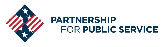 Ein Logo mit der Aufschrift "Partnership for Public Service" in fetter, schwarzer Schrift auf weißem Hintergrund, mit einem blauen Kreis mit einem weißen Stern in der Mitte, umgeben von einem weißen Rand und einem blauen und weißen Banner mit demselben Text.