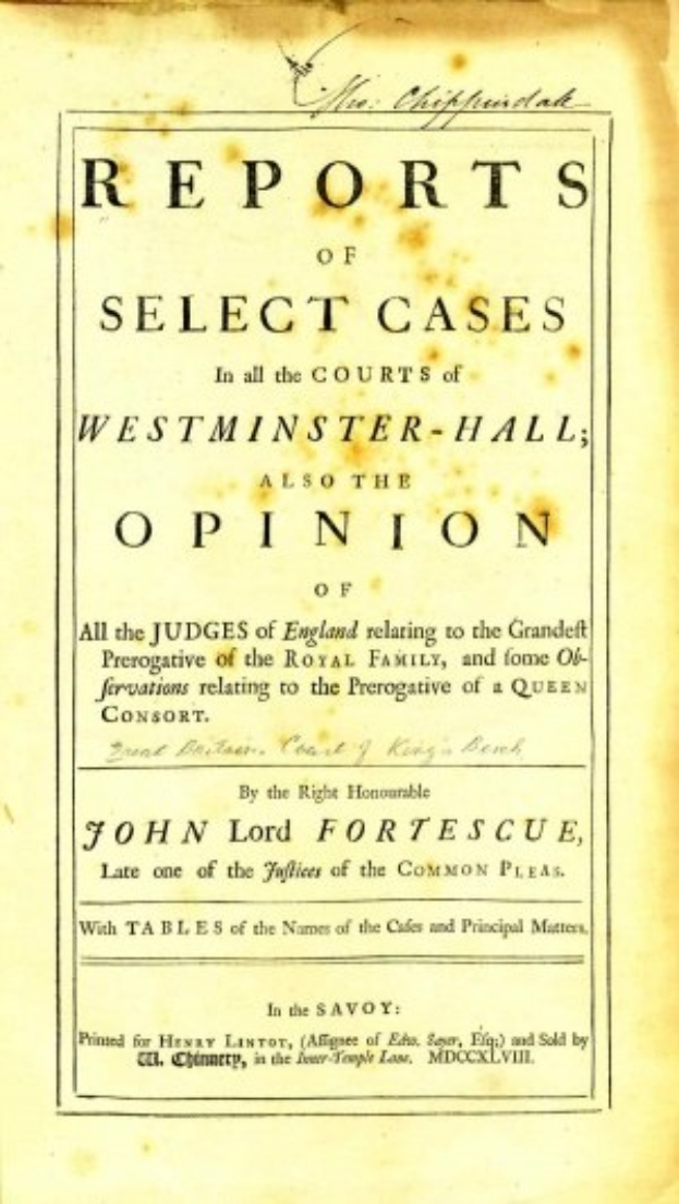 Altes Buch mit dem Titel "Berichte über ausgewählte Fälle in den Gerichten von Westminster-Hall sowie die Meinung von John Lord Fortescue" aufgeschlagen auf einer Seite mit schwarzer Tinte
