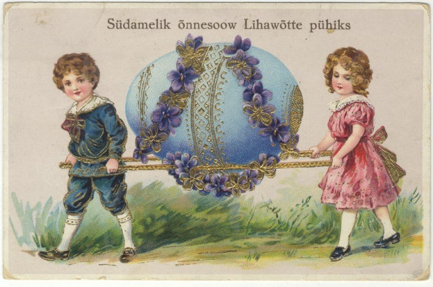 Zwei Kinder, ein Junge und ein Mädchen, stehen Seite an Seite und halten Ostereier, mit grünem Gras und einem blauen Himmel im Hintergrund.