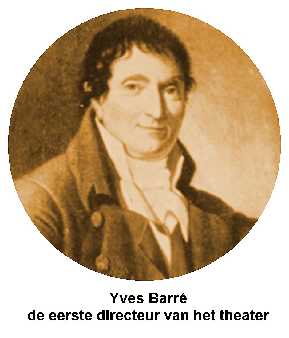 Portrait von Yves Barre, dem Theaterdirektor, in einem schwarzen Anzug und weißem Hemd mit ernstem Gesichtsausdruck, zurückgekämmtem Haar und direktem Blick in die Kamera; fetter Text unten.
