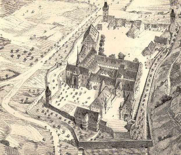 Schwarzer und weißer Luftbildaufnahme einer Stadt mit einer zentralen Kirche, umgeben von Gebäuden, Bäumen und Straßen, mit Text unten.