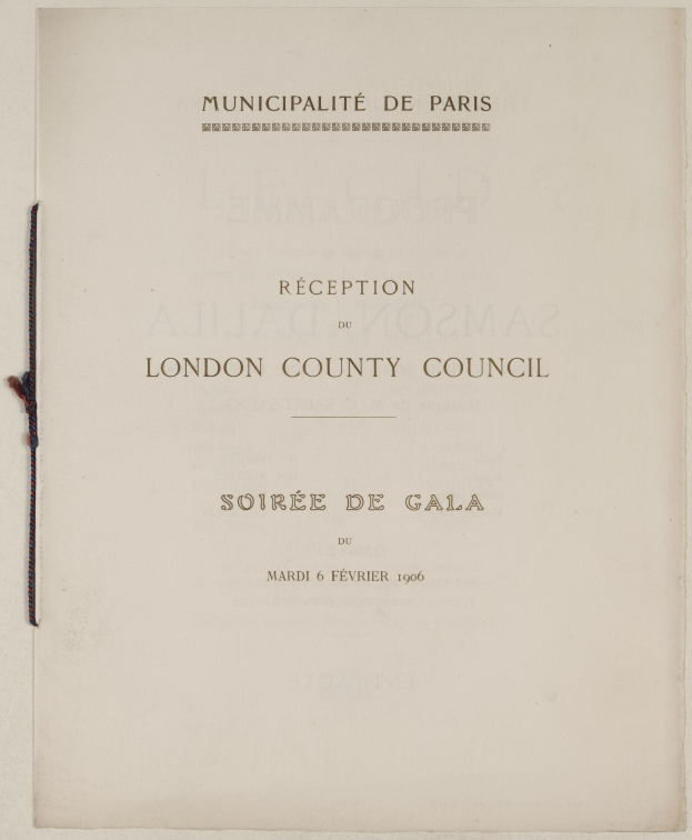 Offenes Buch mit 'London County Council Soirée de Gala' auf den Seiten, zusammengebunden mit einem Faden.