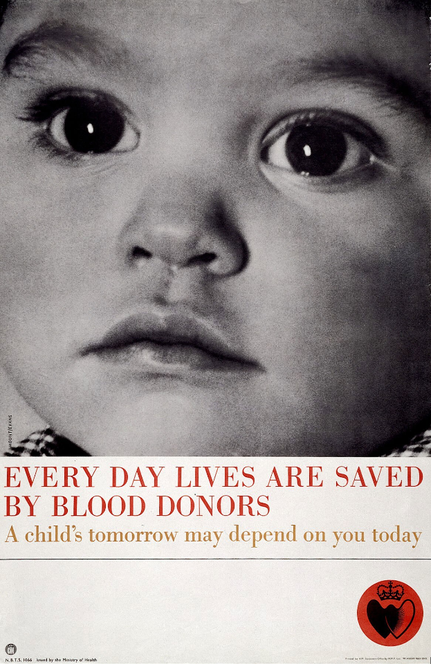 Plakat mit einem Kindergesicht in der Mitte, umgeben von fettgedrucktem schwarzem Text, der 'Jeden Tag rettet Blutspenden Leben' lautet und eine ernste und dringliche Botschaft vermittelt.