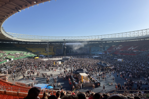 Harry Styles verschluckt sich an Wasser und bricht auf der Bühne zusammen, während er bei einer Hitzewelle auftritt