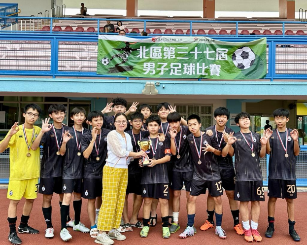 Gruppe junger Männer in Fußballtrikots auf einem Feld mit einem Pokal, mädellierten, mit einem Banner im Hintergrund, das 'Yokohama U-16 Jungen Fußballmannschaft' liest.