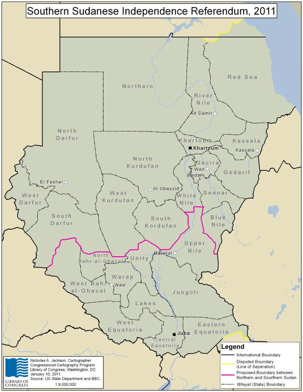 Bunte Karte der südsudanesischen Unabhängigkeitsabstimmung 2011 mit erklärendem Text auf einem Plakat.