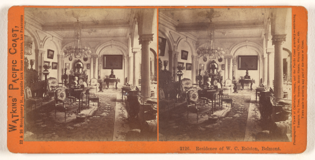 Vintages Foto eines Wohnzimmers mit antiker Möbel, gerahmten Bildern an den Wänden und Säulen sowie sichtbarem Text, der einen historischen Eindruck vermittelt.