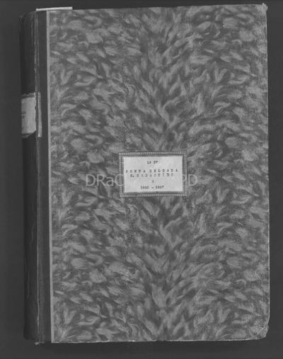 Schwarz-weiß-Foto eines geschlossenen Buches mit einem Etikett auf dem Cover, auf einem dunklen Hintergrund platziert.