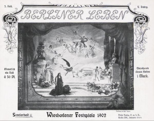 Schwarzes und weißes Foto einer Bühne von den 1902er Wiesbadener Festspielen, das Darsteller in traditioneller deutscher Tracht und ein klatschendes Publikum zeigt.