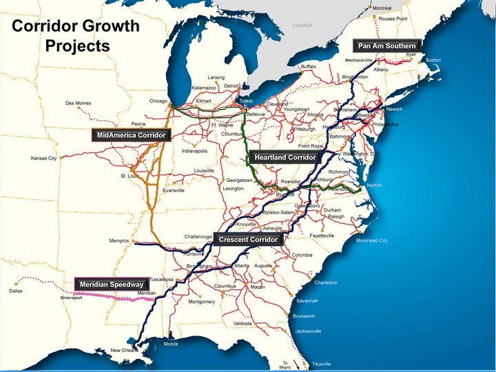 Ein Plakat mit der Aufschrift "Corridor Growth Projects" zeigt eine detaillierte Karte der U.S.-Straßen und Highways auf einem hellblauen Hintergrund.