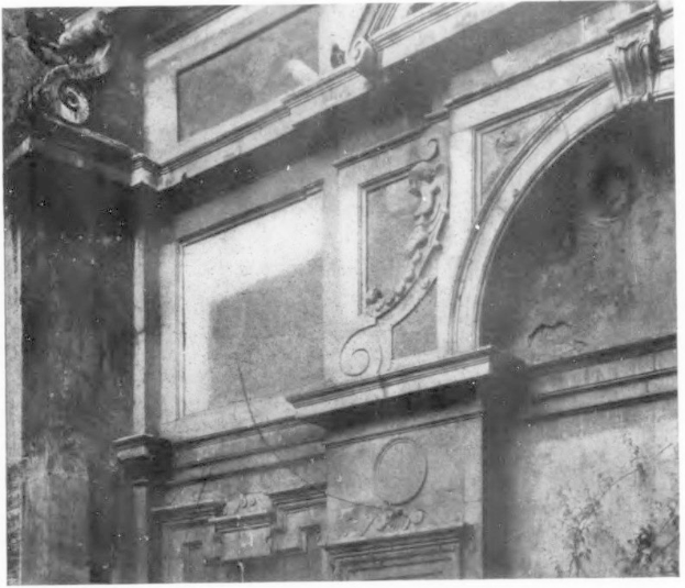 Ein Schwarz-Weiß-Foto eines alten, baufälligen Gebäudes mit detaillierten Schnitzereien an seinen bröckelnden Wänden und zerbrochenen Fenstern.