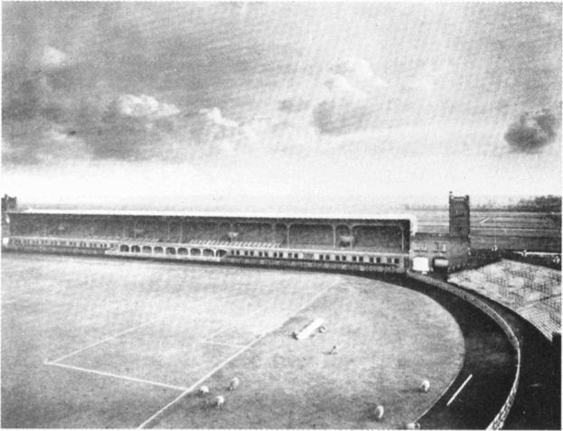 Altes Schwarz-Weiß-Foto eines Fußballplatzes mit einem Stadion, das von Bäumen umgeben ist und einen bewölkten Himmel zeigt, mit dem Text "Stoke City Football Club" unten.