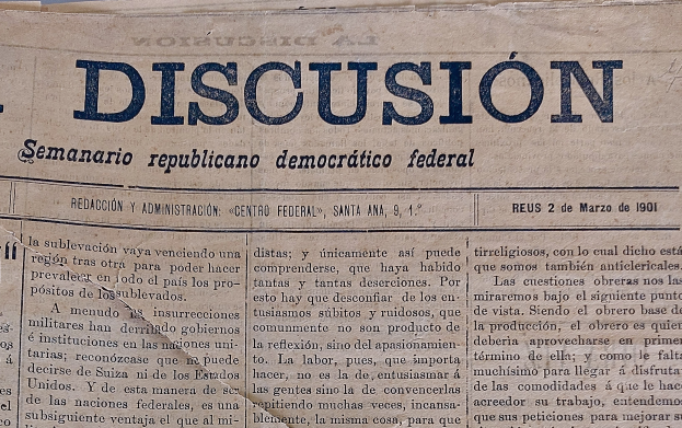 Zeitung mit gelblich verfärbtem, leicht zerknittertem Papier, auf dem die Überschrift "Semanario Repúblicano Democrático Federal" und das Wort "Diskussion" in schwarzer Tinte steht.