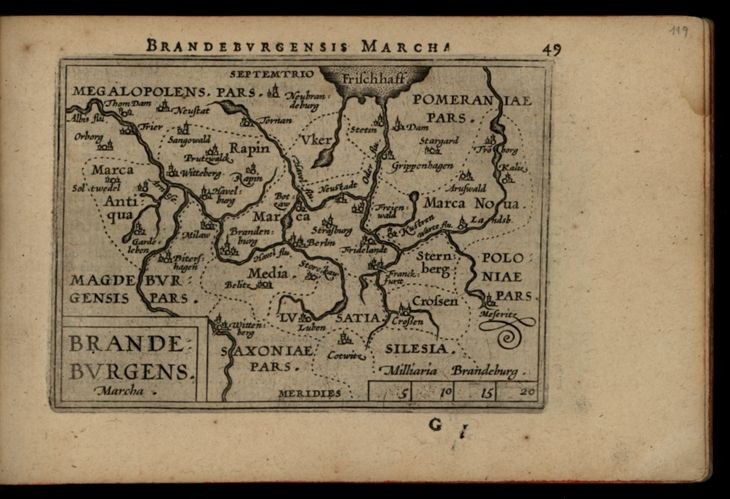Altes Buch mit schwarzem Hintergrund, das eine detaillierte Karte der brandenburgischen Region Deutschlands zeigt, einschließlich geografischer Merkmale wie Flüsse, Berge und Städte, begleitet von Texten über die Region.