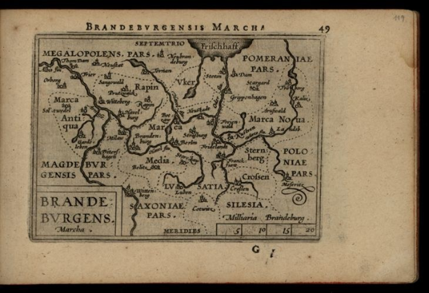 Altes Buch mit schwarzem Hintergrund, das eine detaillierte Karte der brandenburgischen Region Deutschlands zeigt, einschließlich geografischer Merkmale wie Flüsse, Berge und Städte, begleitet von Texten über die Region.
