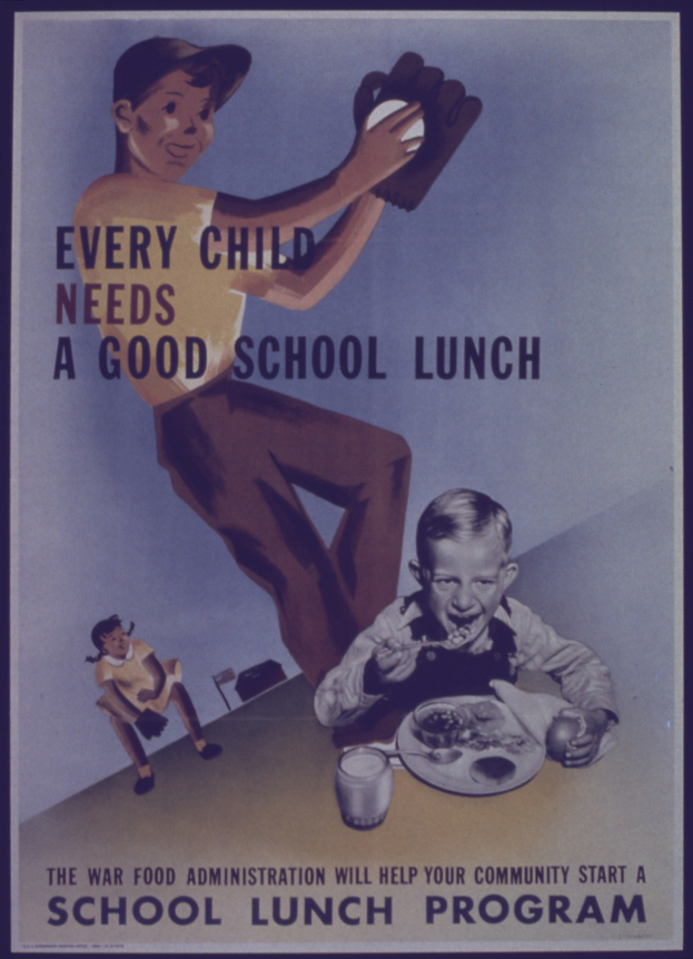 Plakat mit einem Jungen und einem Mädchen an einem Tisch mit Essen, einem Glas und anderen Gegenständen, mit der Aufschrift "Jedes Kind braucht ein gutes Schulessen."