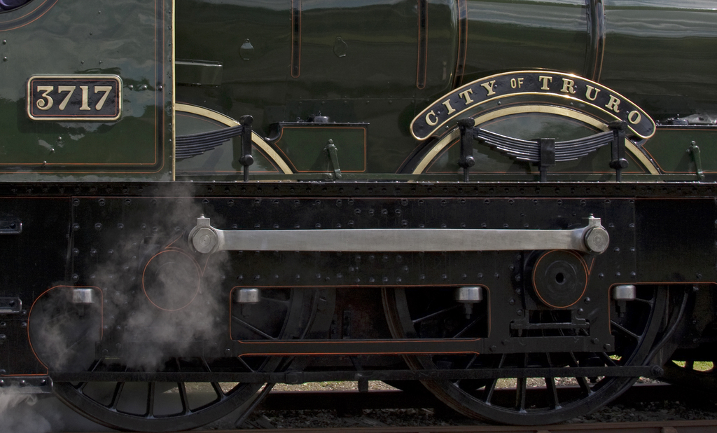 Ein Zug befindet sich auf einem Gleis.