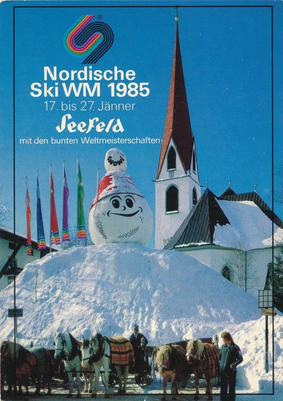 Plakat für die Nordischen Skiweltmeisterschaften 1985 in Seefeld, Schweiz, das eine verschneite Landschaft mit Skifahrern, Pferden, Stangen, Fahnen, Gebäuden, Bäumen und Himmel sowie Texte zeigt.