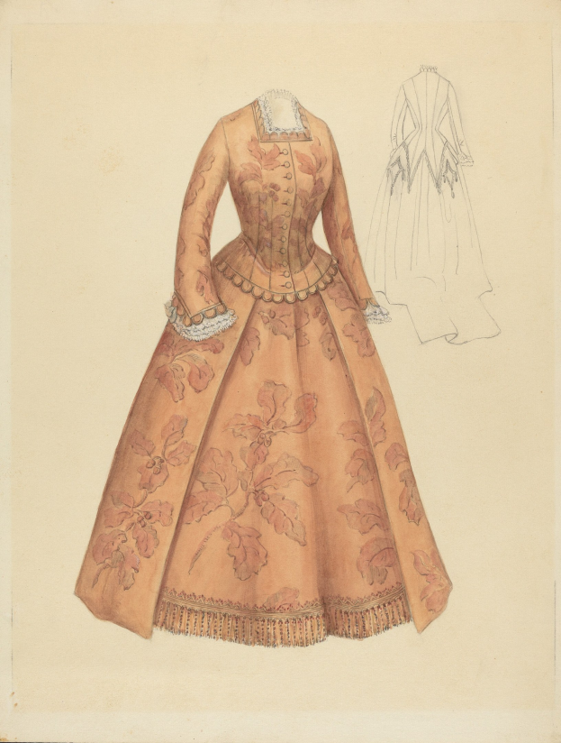 Ein detailliertes Kostümdesign aus dem 18. Jahrhundert, das ein langes Kleid mit hohem Kragen, floral gemustertem Oberteil in Rosa, Lila und Blau und einem bodenlangen Rock mit Spitzenbesatz auf einem hellblauen Hintergrund zeigt.