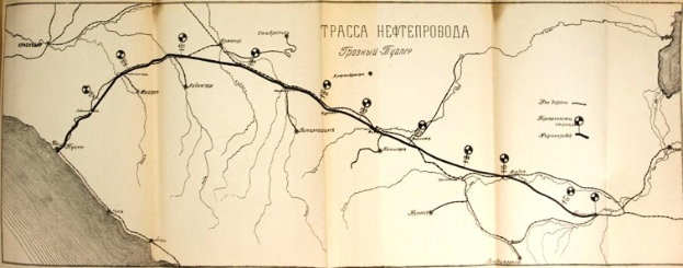 Ein aufgeschlagenes Buch mit einer detaillierten Karte, die Straßen, Autobahnen und Text mit Informationen über Städte, Ortschaften und Sehenswürdigkeiten entlang der Route zeigt.