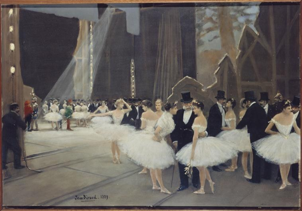 Bildnis 'Tanz an der Oper' von Jean Beraud, 1889, zeigt Tänzer in weißen Tutus und Hüten auf einer Bühne mit Bühnenbeleuchtung und einem Photo-Rahmen.