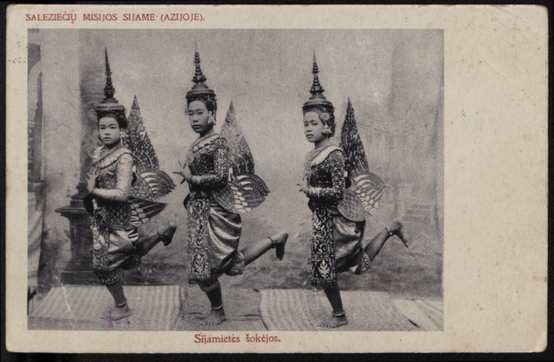Schwarzes und weißes Foto von drei Frauen in traditioneller thailändischer Kleidung, die auf einem gemusterten Boden tanzen, mit Text oben und unten.