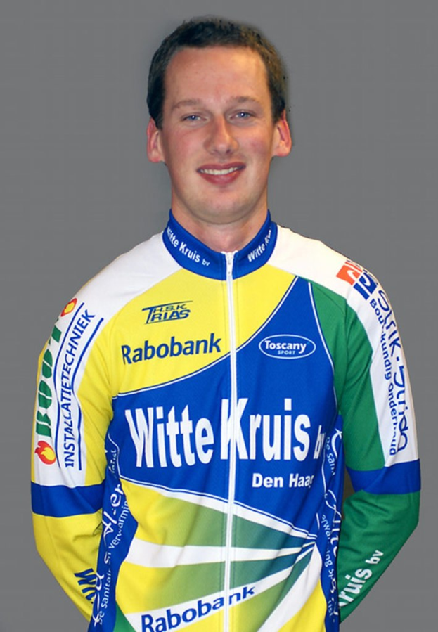 Ein Sportler bei einer Fotopose mit Namen von Sponsoren auf seinem Hemd.