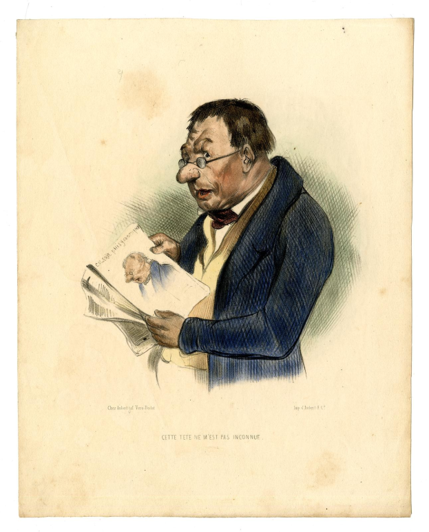 Mann in Anzug und Krawatte liest Zeitung mit ernstem Gesichtsausdruck, trägt Brille.