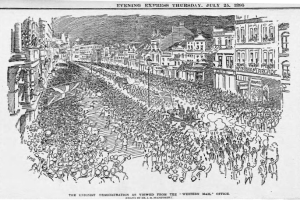 Schwarze und weiße Zeichnung einer Menge, die eine Straße zwischen Gebäuden entlanggeht, mit Text oben und unten, der "Die Unionistendemonstration aus der Sicht der Western Mail Office" lautet.