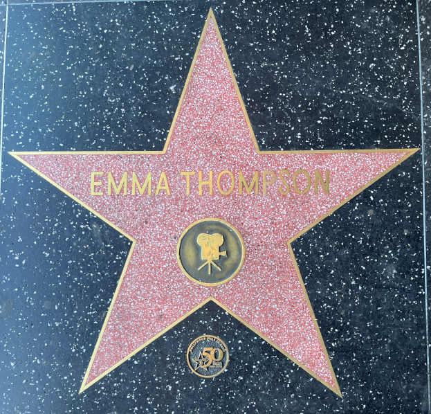 Ein schwarzer fünfzackiger Stern mit 'Emma Thompson' in weißer Schrift, Teil des Hollywood Walk of Fame.