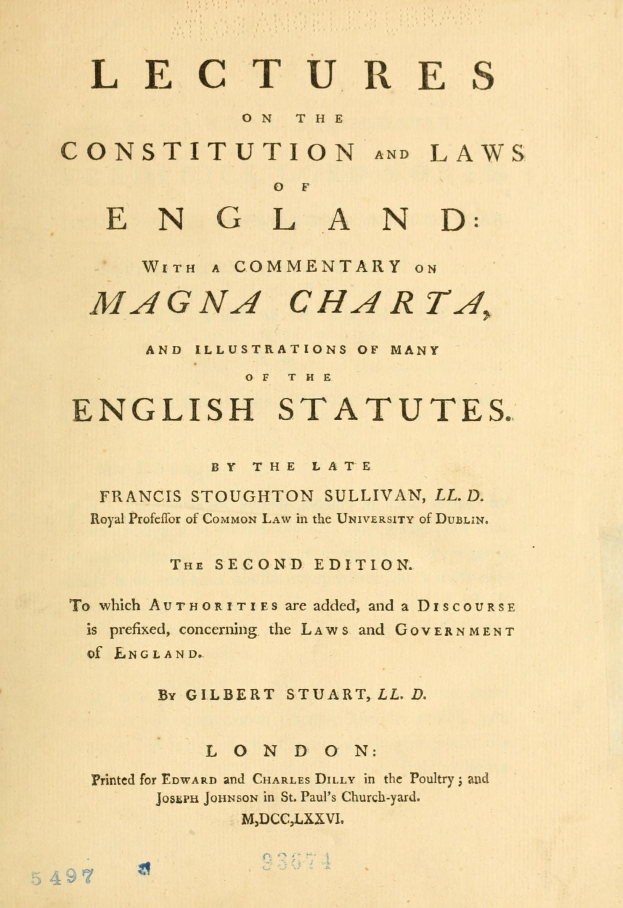 Altes Buch mit dem Titel "Vorträge über die Verfassung und Gesetze Englands mit einem Kommentar zur Magna Charta und Illustrationen vieler englischer Gesetze" öffnet auf einer Seite mit schwarzer Tinte geschriebenem Text.