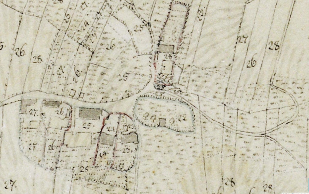 Detaillierte alte Stadtkarte mit nummerierten Gebäuden, Straßen und Text, die eine geplante Baustelle am unteren Rand anzeigt.