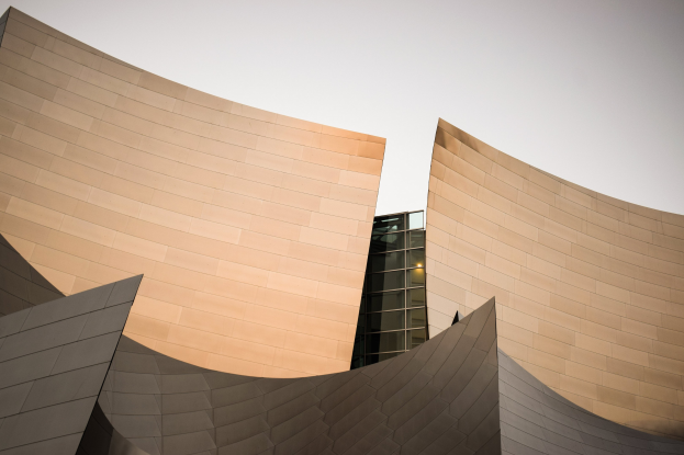 Moderner Konzertsaal mit Glasfenstern unter einem klaren blauen Himmel in Los Angeles.